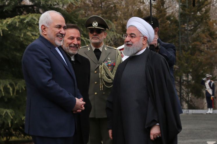 27일(현지시간) 테헤란에서 열린 아르메니아 총리 환영행사에 참석한 모하마드 자바드 자리프 이란 외무부 장관(왼쪽)이 하산 루하니 대통령(오른쪽)과 웃으며 대화하고 있다. [이미지출처=EPA연합뉴스]