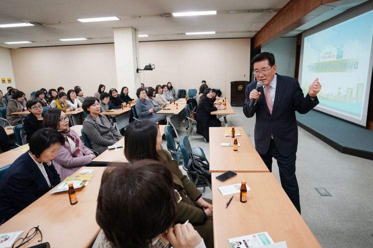 유덕열 동대문구청장이 지난 25일 열린 ‘도농상생 공공급식사업’ 설명회에서 지역 어린이집 및 복지시설 관계자를 대상으로 사업의 장점을 설명하고 있다.