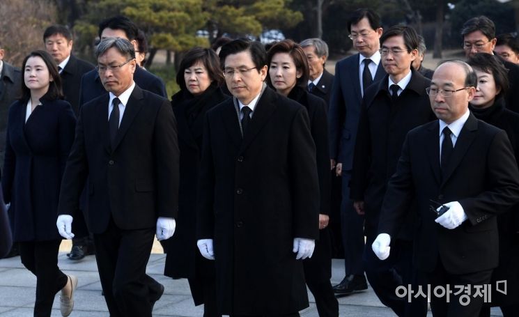 [포토]현충원 참배하는 자유한국당 신임지도부