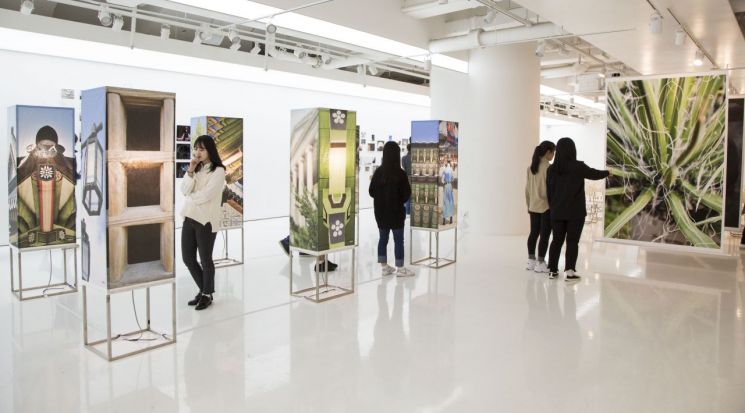27일 서울 서초구 모나코스페이스에서 열린 ㈜두산 청소년 정서함양 사회공헌 프로그램 '시간여행자' 전시회 작품들을 관람객들이 둘러보고 있다.