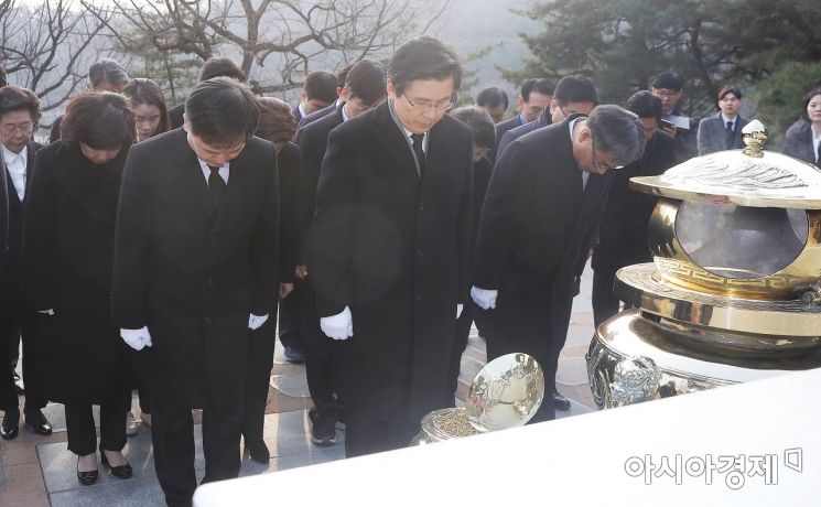 [포토] 황교안, DJ 묘소 참배