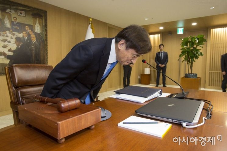 [포토]자리에 앉는 이주열 한국은행 총재