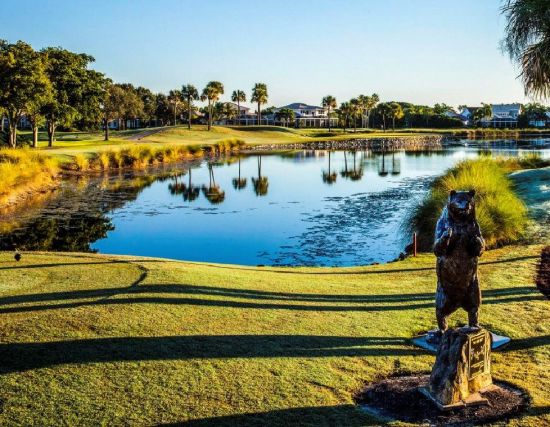 PGA내셔널골프장 15번홀에는 커다란 곰 동상과 함께 "여기서부터 베어트랩"이라는 표지석이 있다.
