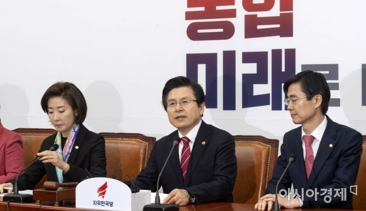 한국당 전대효과 지지율 28.8%…민주당 10%포인트 이내 추격 