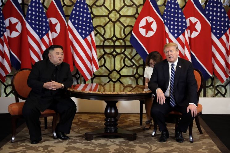 김정은 북한 국무위원장과 도널드 트럼프 미국 대통령 지난해 2우얼 28일 오전(현지시간) 베트남 하노이 메트로폴 호텔에서 단독정상회담을 하고 있다. <사진=AP연합>