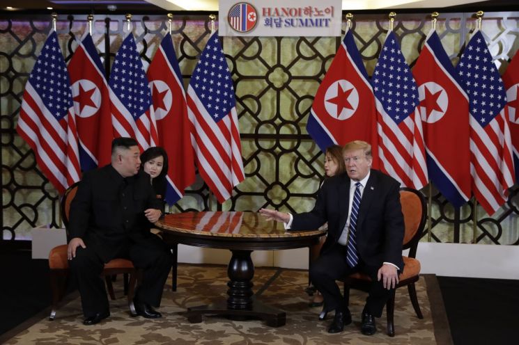 김정은 북한 국무위원장과 도널드 트럼프 미국 대통령이 28일 하노이 소피텔메트로폴호텔에서 정상회담을 하기에 앞서 모두발언을 하고 있다. <사진=AP연합>