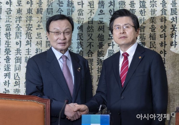 [포토] 악수 나누는 이해찬-황교안