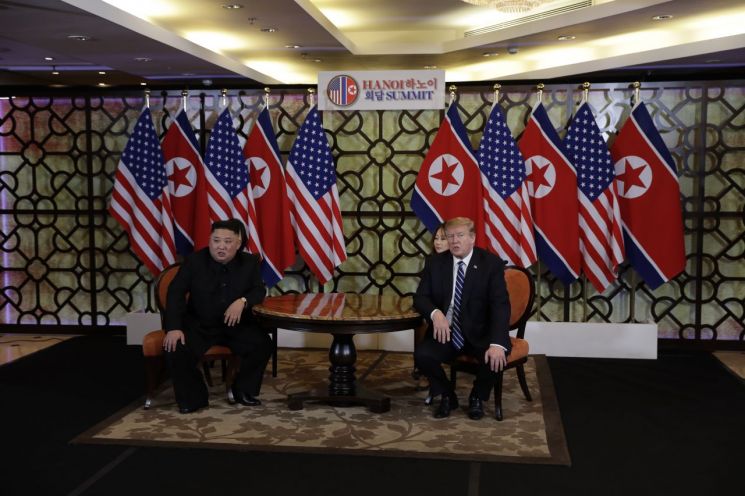 [포토]산책하는 트럼프-김정은…오후 '하노이선언' 나올까