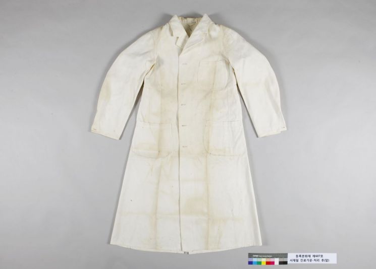 서재필 진료가운·유림 양복 깨끗하게 보존처리