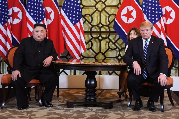 김정은 북한 국무위원장(왼쪽)과 도널드 트럼프 미국 대통령