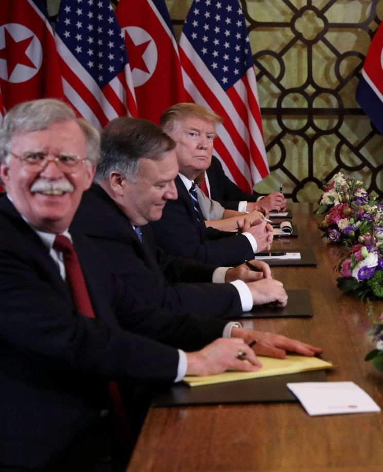 [포토]비핵화 협상 어디까지 했나?…크게 웃는 김정은-트럼프