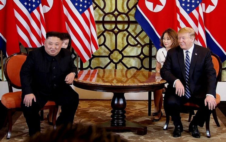 [포토]비핵화 협상 어디까지 했나?…크게 웃는 김정은-트럼프