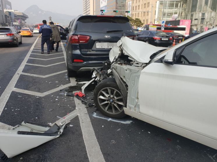 28일 오후 2시30분께 서울 광화문 세종대로 사거리에서 4중 추돌 사고가 발생했다. 이 사고는 신호대기 중이던 차를 뒷차가 들이받으며 발생했으며, 인명피해는 없는 것으로 알려졌다. (사진=전진영 기자)