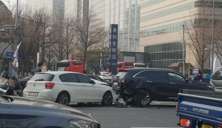 광화문 세종대로 사거리서 4중 추돌…신호대기 중인 차 뒷차가 들이받아