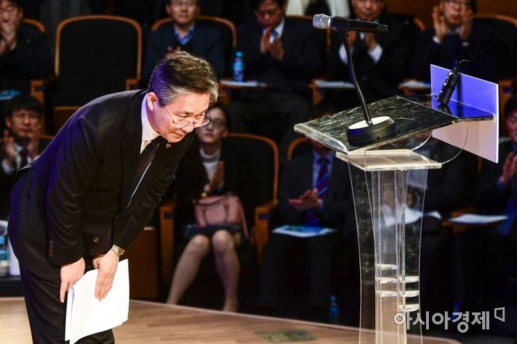 [포토]인사하는 성윤모 장관