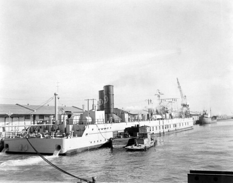 한국전쟁 때 미국의 발전선 8척은 1951년 당시 남한 전력의 56.4%를 공급했다고 합니다. 사진은 부산항에 정박 중인 '자코나호'의 모습. [사진=국가기록원]