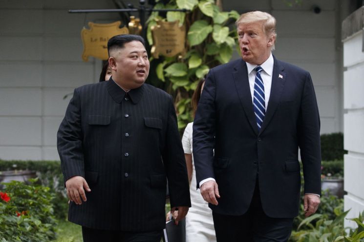 2월 베트남 하노이에서 열린 제2회 북미회담에서 도널드 트럼프 미국 대통령(오른쪽)과 김정은 북한 국무위원장이 함께 걸어가고 있다. (사진=AP연합뉴스)