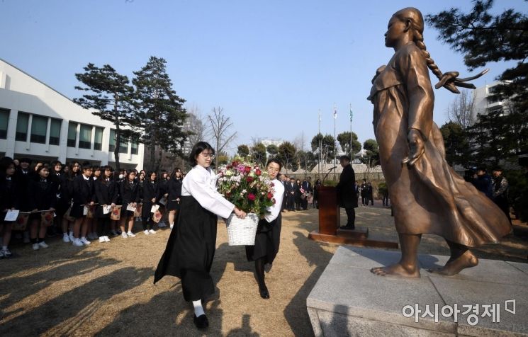 [포토] 유관순 동상에 헌화하는 학생들