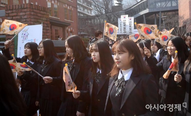 [포토] 거리 행진하는 이화여고 학생들