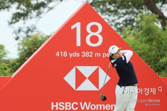 박인비가 HSBC위민스월드챔피언십 둘째날 18번홀에서 티 샷을 하고 있다. 싱가포르=Getty images/멀티비츠