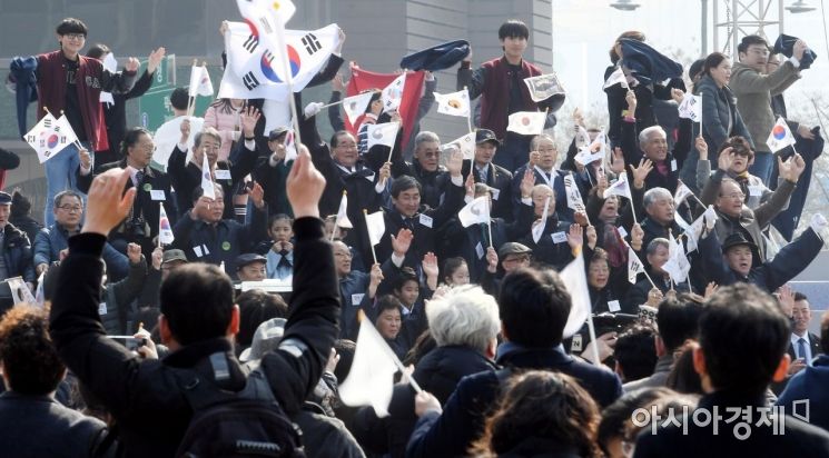 [포토] 독립운동가 후손들이 외치는 '대한독립 만세'