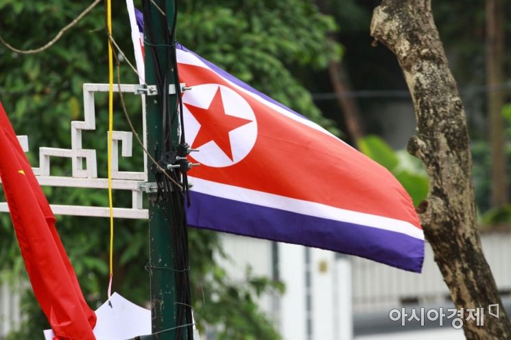 1일 베트남 수도 하노이 시내에 김정은 북한 국무위원장의 공식방문을 환영하는 북한 국기가 펄럭이고 있다. <사진=백종민 선임기자>