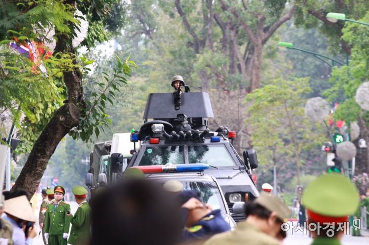 김정은 북한 국무위원장의 경호를 담당하는 국산 장갑차가 베트남 주석궁 인근에 먼저 도착해 서있다.(사진=백종민기자)