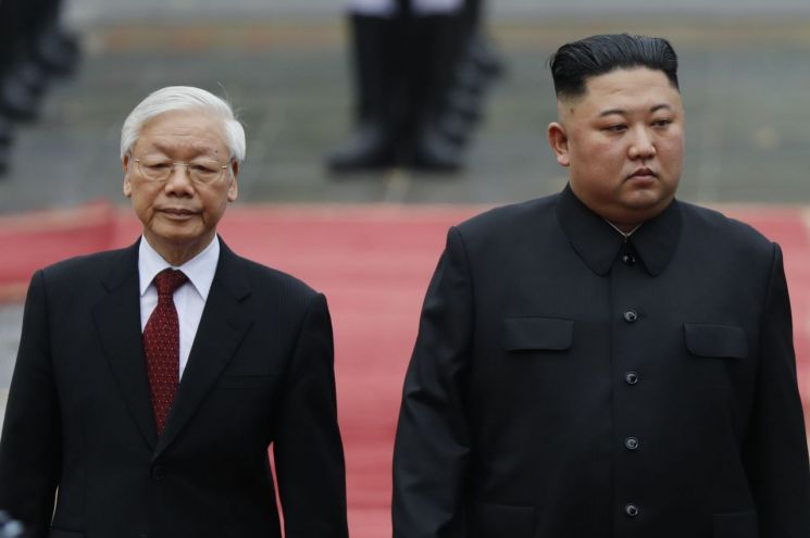김정은 북한 국무위원장(오른쪽)이 1일 베트남 공식친선방문 일정을 시작했다. 왼쪽은 응우옌푸쫑 베트남 국가주석. <사진=로이터연합>