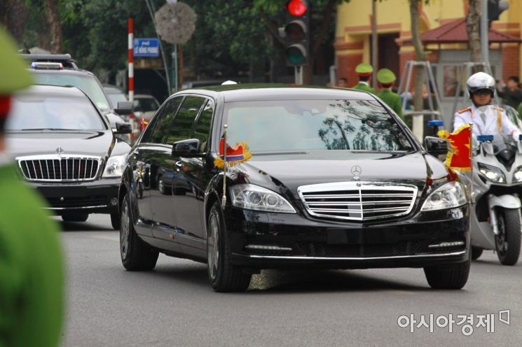 김정은 북한 국무위원장의 차량이 1일 오후 베트남 주석궁으로 향하고 있다.(사진=백종민 기자)