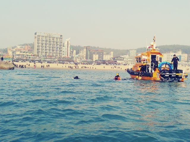 인천 을왕리해수욕장 해상에 차량이 빠져 해경이 수중 수색을 벌이고 있다. [사진= 인천해양경찰서]