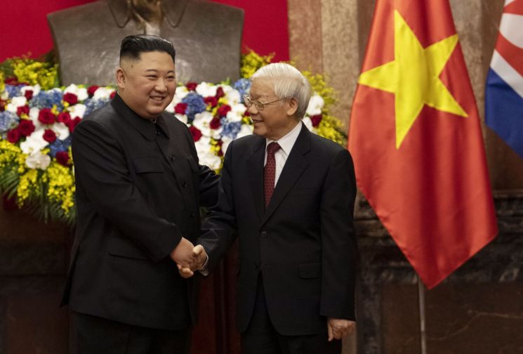 베트남을 공식친선방문한 김정은 북한 국무위원장이 1일 베트남 응우옌푸쫑 국가 주석과 정상회담을 하고 있다. <사진=AP연합>