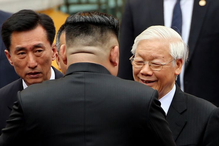 김정은 북한 국무위원장과 응우옌푸쫑 국가주석이 1일 베트남 하노이 주석궁 공식환영식에서 악수하고 있다. <사진=EPA연합>