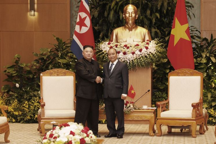 김정은 북한 국무위원장과 응우옌쑤언푹 베트남 총리가 1일 베트남 하노이 정부 청사에서 악수하고 있다. <사진=AP연합>
