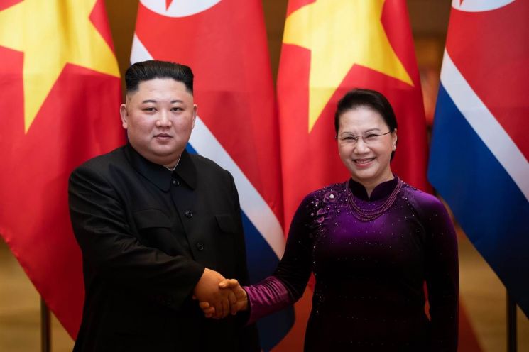김정은 북한 국무위원장이 1일 베트남 국회를 방문해 응우옌 티 낌 응언 베트남 국회의장과 악수하고 있다.
