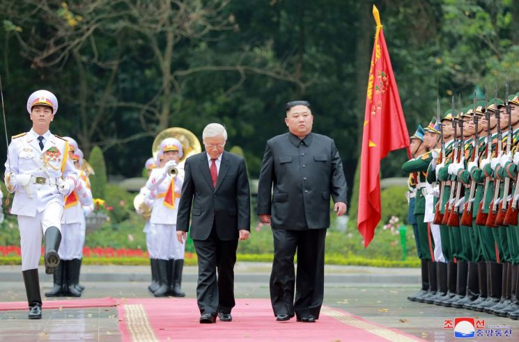 북한 조선중앙통신은 2일 김정은 북한 국무위원장이 1일 베트남 하노이 주석궁을 찾아 응우옌 푸 쫑 베트남 공산당 서기장 겸 국가주석을 만났다고 보도했다.