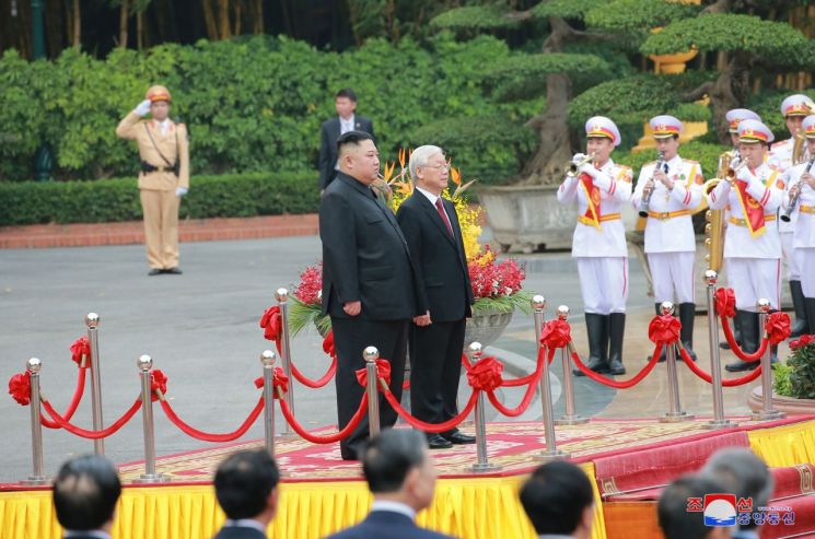 북한 조선중앙통신은 2일 김정은 북한 국무위원장이 1일 베트남 하노이 주석궁을 찾아 응우옌 푸 쫑 베트남 공산당 서기장 겸 국가주석을 만났다고 보도했다.