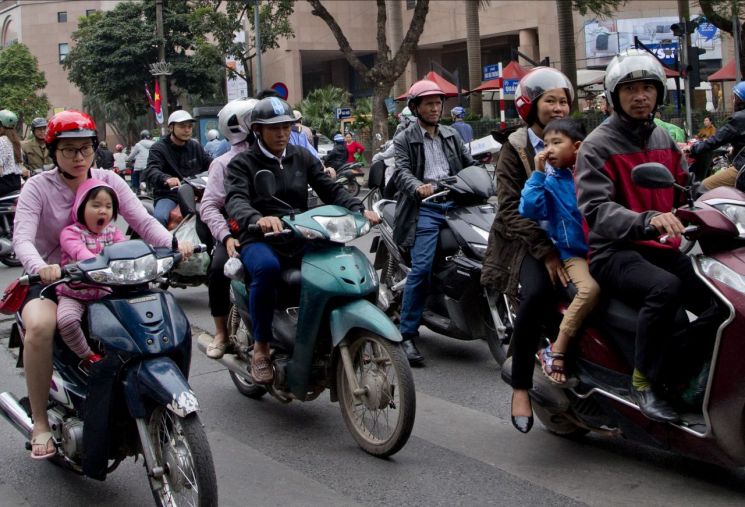 "김정은 떠났다"…교통 통제 해제에 오토바이 가득해진 하노이