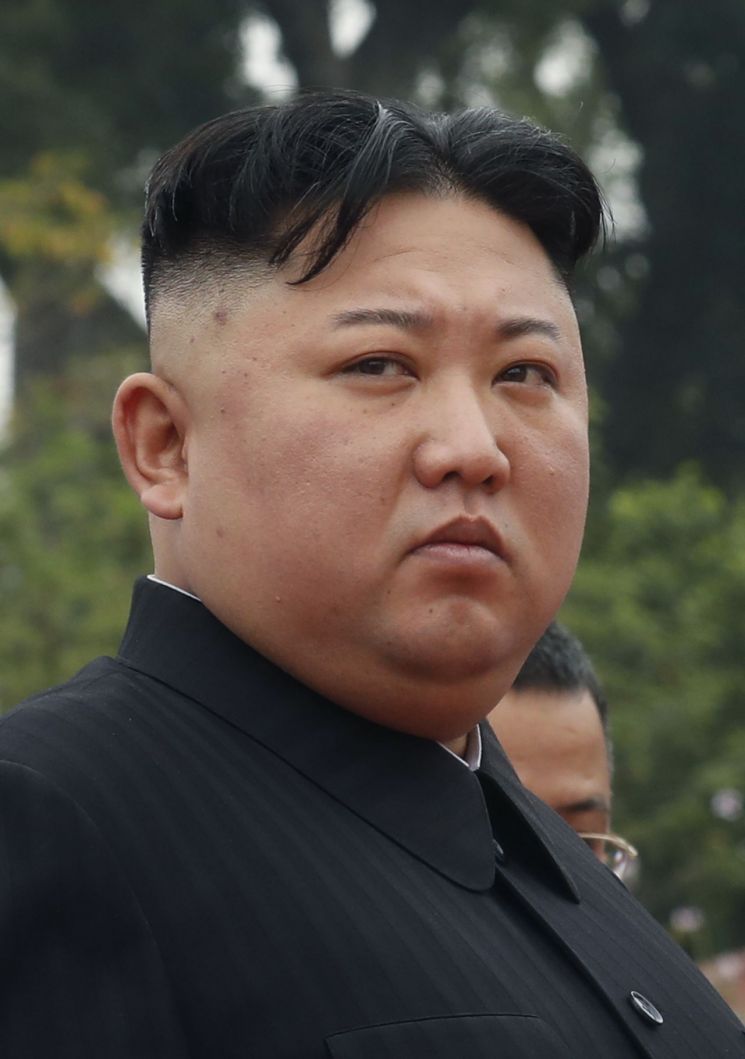 김정은 북한 국무위원장이 2일 호찌민 전 베트남 주석 묘를 찾아 참배·헌화했다. <사진=AP연합>