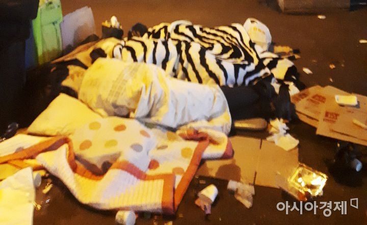 지난 28일 오후 10시께 서울역 광장 한쪽 자리서 잠을 청하고 있는 노숙인들. 사진=한승곤 기자 asiae.co.kr