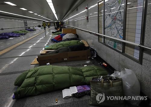 자료사진. 서울역 한 지하도에 거주하고 있는 노숙인들.사진은 기사 중 특정표현과 무관. [이미지출처=연합뉴스]