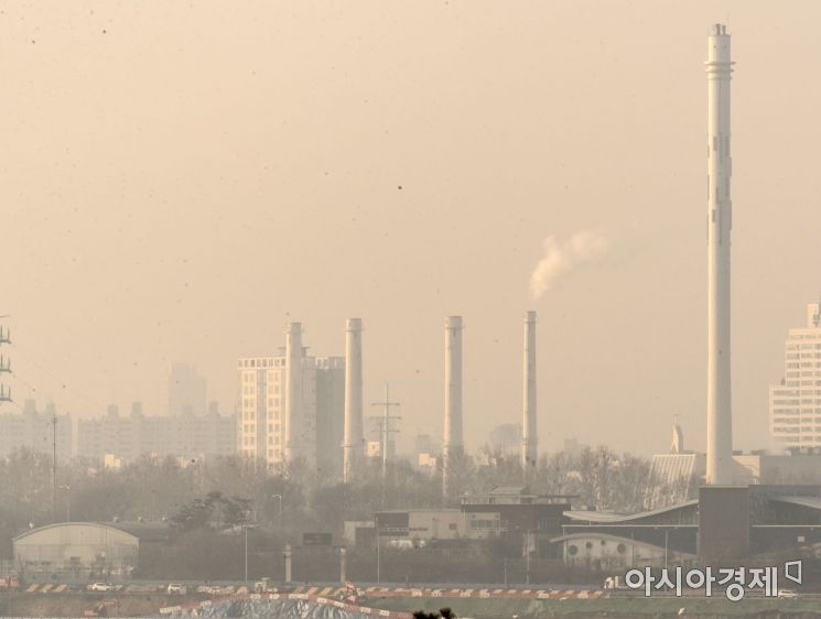 사업장 대기오염물질 총량제 확대…"2024년 배출물질 40% 저감"