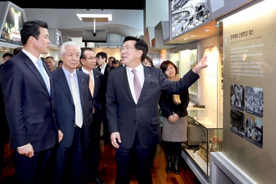 김기문 중기중앙회장(오른쪽)이 2014년 1월 서울 상암동 중소기업DMC타워에서 열린 국내 유일의 '중소기업역사관' 개관식에 참석해 관계자들과 이야기를 나누고 있다.