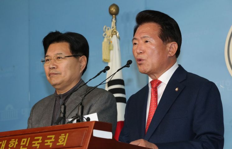 유치원 개학연기 두고 '네탓' 공방, 민주 "자유한유총" VS 한국 "여론몰이" (종합)