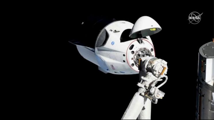 스페이스X 유인캡슐 '크루 드래곤', 우주정거장 도킹 성공
