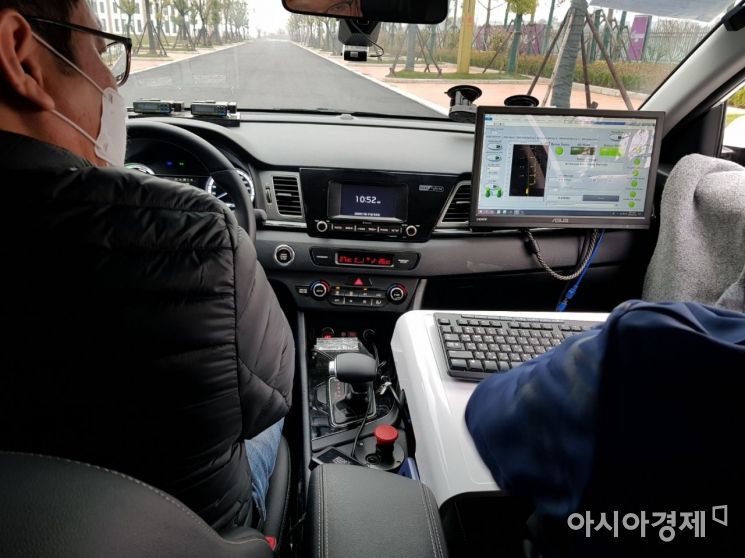 지난달 28일 중국 난징시 가오춘에서 진행된 자율주행차량 시연행사에서 자율주행차량이 스스로 움직이고 있다. 난징(중국)=금보령 기자