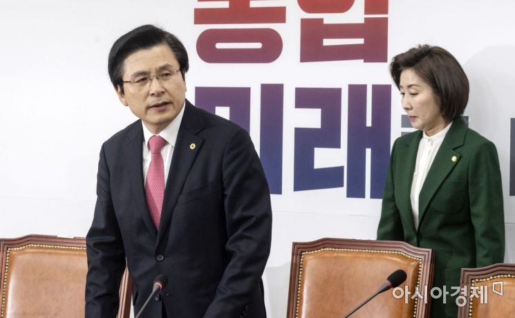 황교안 자유한국당 원내대표와 나경원 원내대표가 4일 국회에서 열린 최고위원회의에 참석하고 있다./윤동주 기자 doso7@