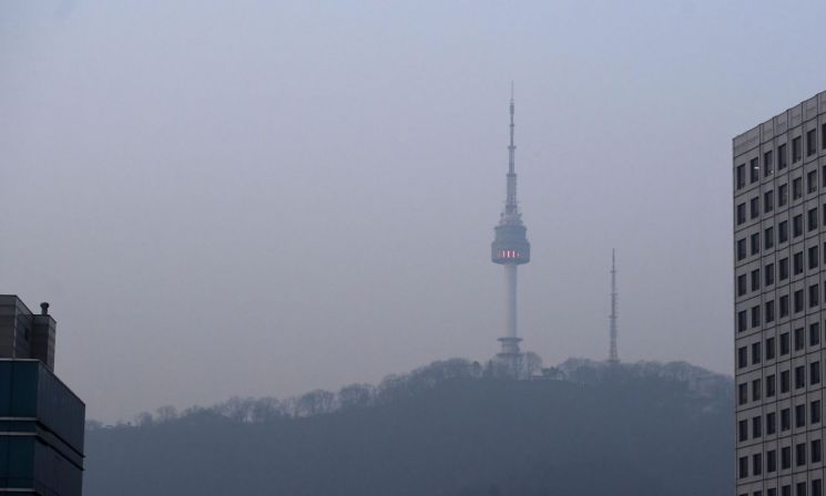 나흘 연속 미세먼지 비상저감조치가 시행된 4일 서울 남산타워에 붉은색 조명이 들어와 있다. / 김현민 기자 kimhyun81@