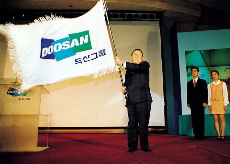 박용곤 두산그룹 명예회장이 1996년 5월 두산그룹 신 CI 선포식에서 새로운 심벌이 새겨진 그룹기를 흔들고 있다.