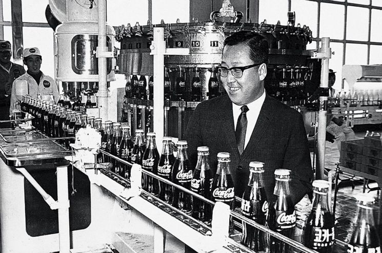 박용곤 두산그룹 명예회장이 1968년 6월 한양식품 독산동 공장에서 국내에서 첫 생산되는 코카콜라 제품 라인을 둘러보고 있다.