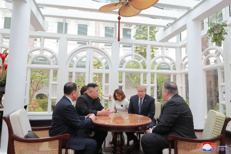 조선중앙통신은 김정은 국무위원장과 도널드 트럼프 대통령이 전날 베트남 하노이 메트로폴 호텔에서 단독회담, 확대회담을 했다고 1일 보도했다. [이미지출처=연합뉴스]